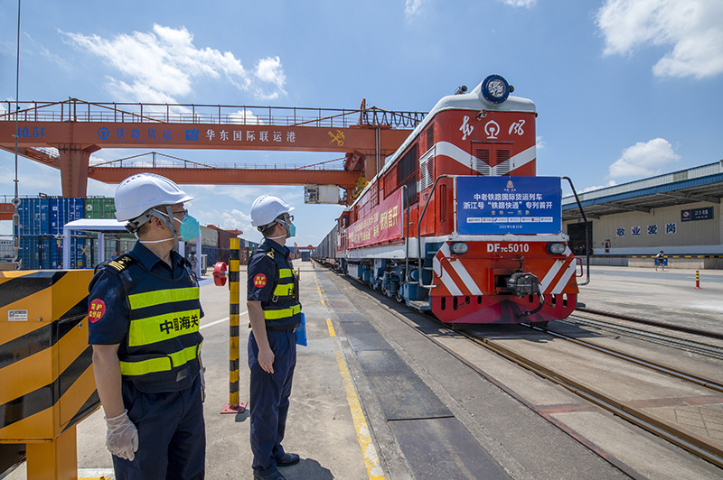 2022年6月29日，浙江金華，中老鐵路國際貨運列車浙江號“鐵路快通”首趟專列經海關監管后，從浙江省鐵路金華南站鳴笛啟程，經磨憨口岸駛向老撾萬象。