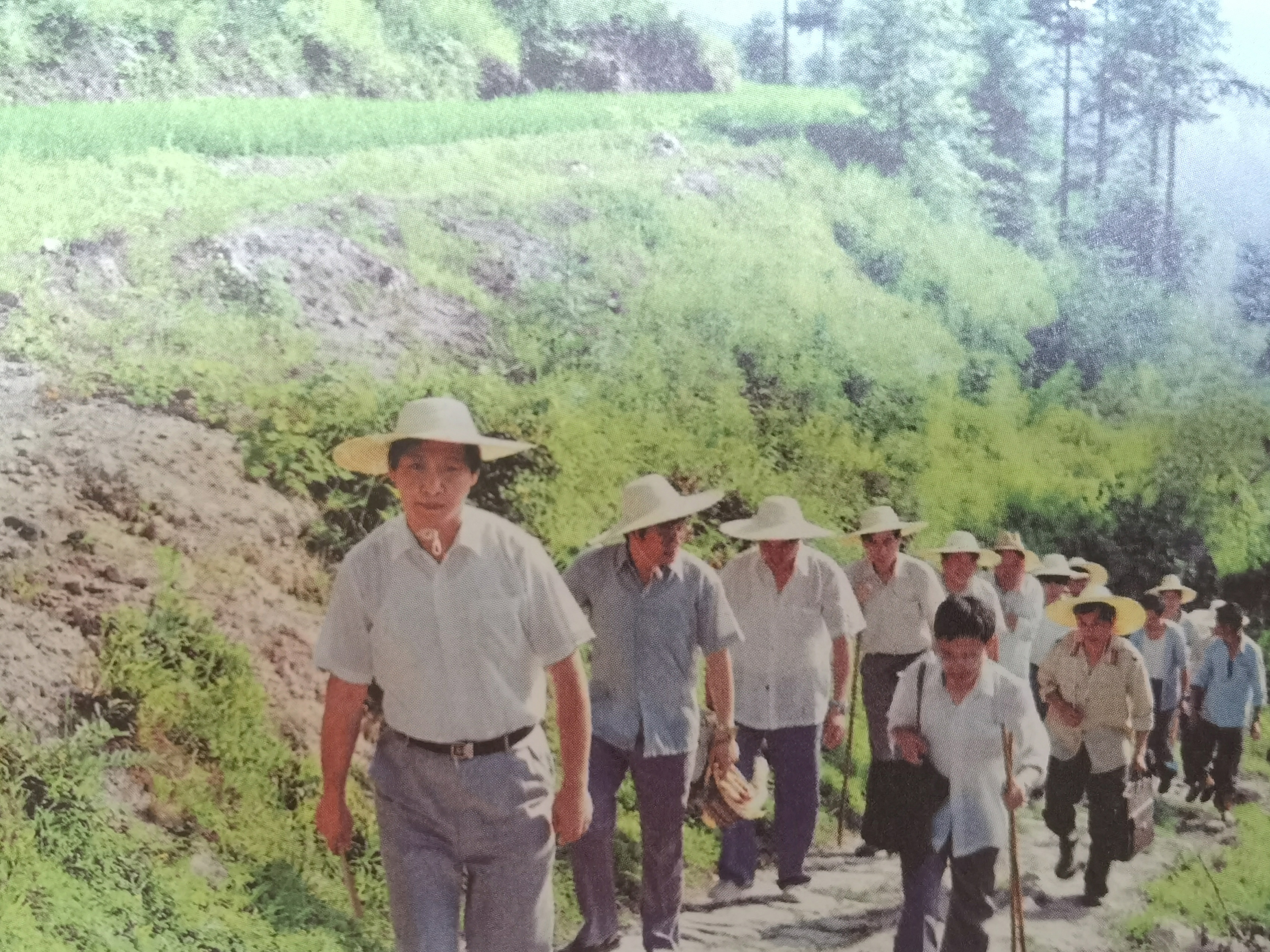 1989年7月，習近平冒著酷暑，帶頭步行到下黨鄉調研。