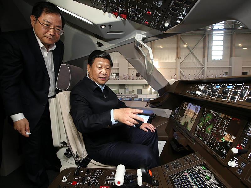 2014年5月23日，習近平總書記在中國商飛設計研發中心C919大型客機展示樣機駕駛室察看。