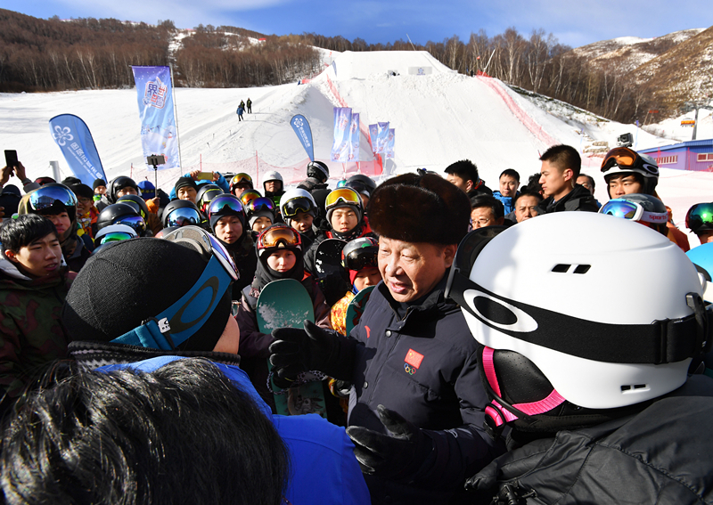 2017年1月23日，習(xí)近平總書記在云頂滑雪場同正在集訓(xùn)的國家滑雪隊(duì)運(yùn)動(dòng)員及滑雪愛好者親切交談。