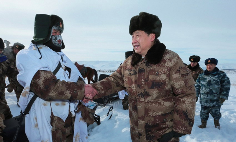 2014年1月26日，習(xí)近平總書記春節(jié)前夕冒嚴(yán)寒踏冰雪慰問邊防官兵。