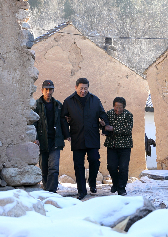 2012年12月30日，習(xí)近平總書記來到地處深山的河北阜平駱駝灣村，走進(jìn)困難群眾唐宗秀家慰問看望。