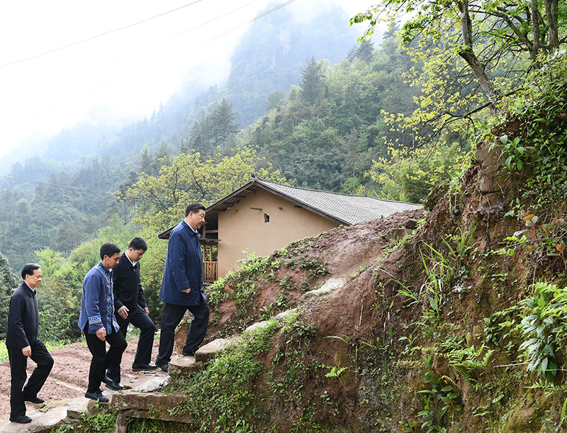 2019年4月15日，在石柱土家族自治縣中益鄉華溪村，習近平總書記踏著濕滑的石階登上陡坡，前往貧困戶譚登周家看望。
