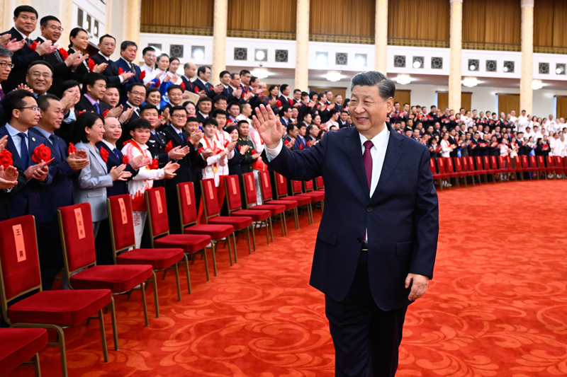 2022年4月8日，北京冬奧會(huì)、冬殘奧會(huì)總結(jié)表彰大會(huì)在北京人民大會(huì)堂隆重舉行。會(huì)前，習(xí)近平等會(huì)見北京冬奧會(huì)、冬殘奧會(huì)突出貢獻(xiàn)集體代表、突出貢獻(xiàn)個(gè)人和中國(guó)體育代表團(tuán)成員。