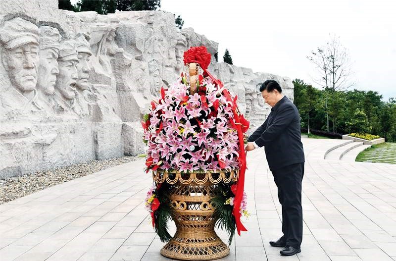 2021年4月25日至27日，中共中央總書記、國家主席、中央軍委主席習近平在廣西考察。這是25日上午，習近平在位于桂林市全州縣的紅軍長征湘江戰役紀念園，向湘江戰役紅軍烈士敬獻花籃。 新華社記者 謝環馳/攝