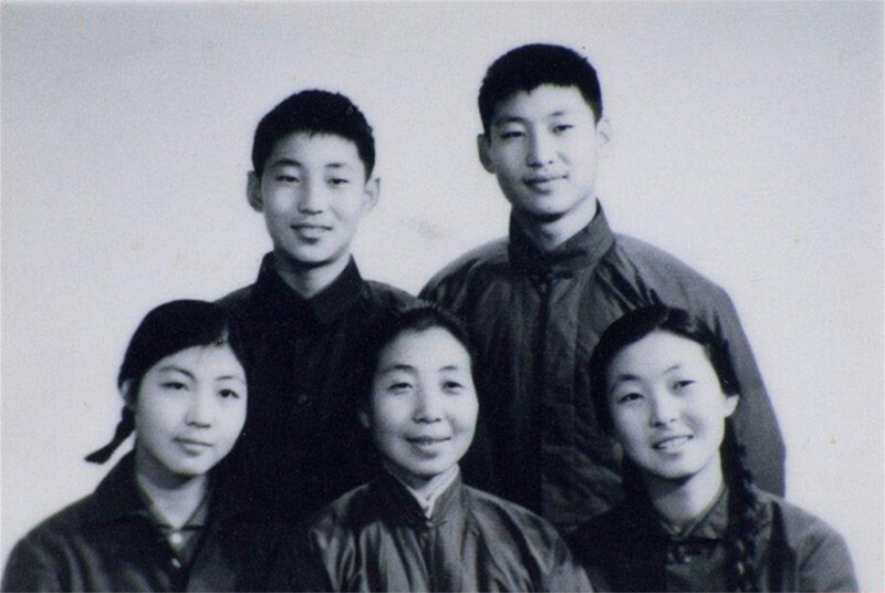 1972年冬，齊心和子女們。前排右起:齊橋橋、齊心、習安安。后排右起:習近平、習遠平。