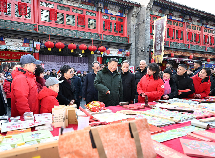 2024年2月1日下午，習(xí)近平在天津古文化街考察時(shí)，同店鋪員工和現(xiàn)場(chǎng)群眾互動(dòng)交流。新華社記者 謝環(huán)馳 攝