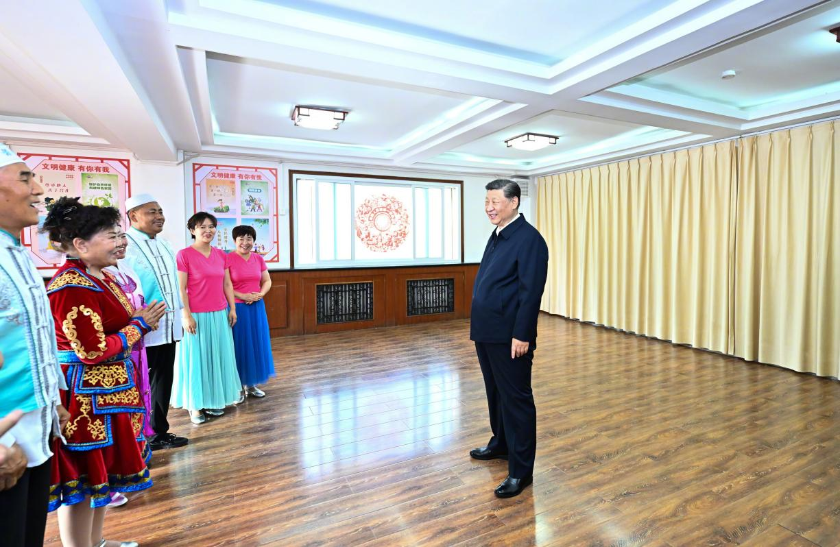 6月19日下午，習(xí)近平總書記在銀川市金鳳區(qū)長城花園社區(qū)活動室考察時，同社區(qū)居民親切交流。