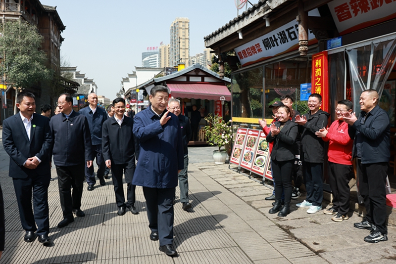 2024年3月19日上午，習(xí)近平在常德河街考察時(shí)，同店主和游客親切交流。新華社記者 王曄 攝