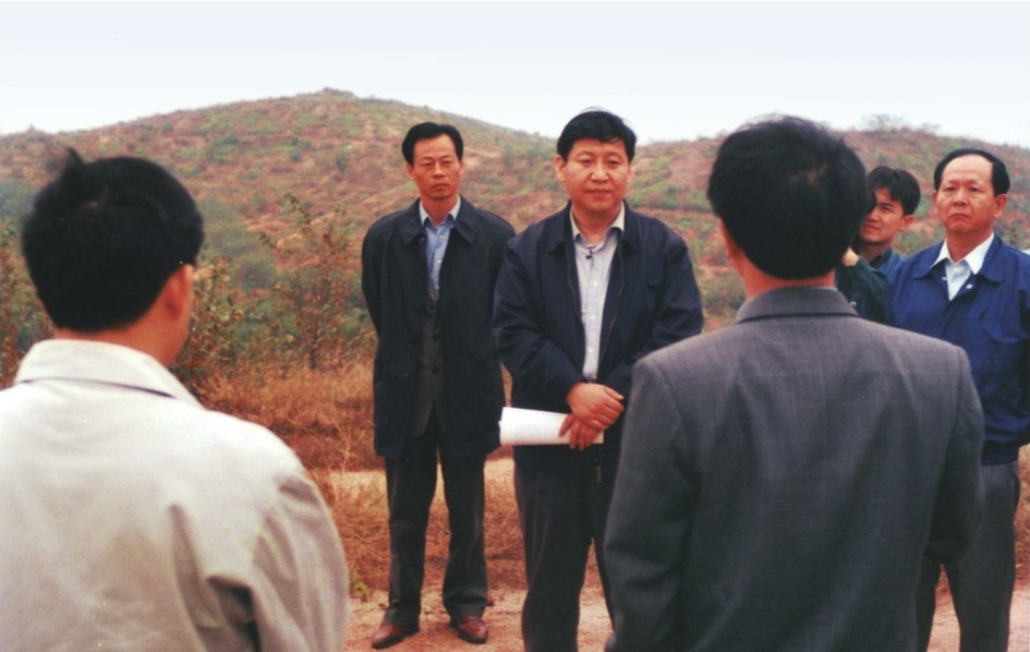 1999年11月，習(xí)近平在龍巖市長汀縣河田水土流失治理區(qū)調(diào)研。圖源：《習(xí)近平在福建（下）》