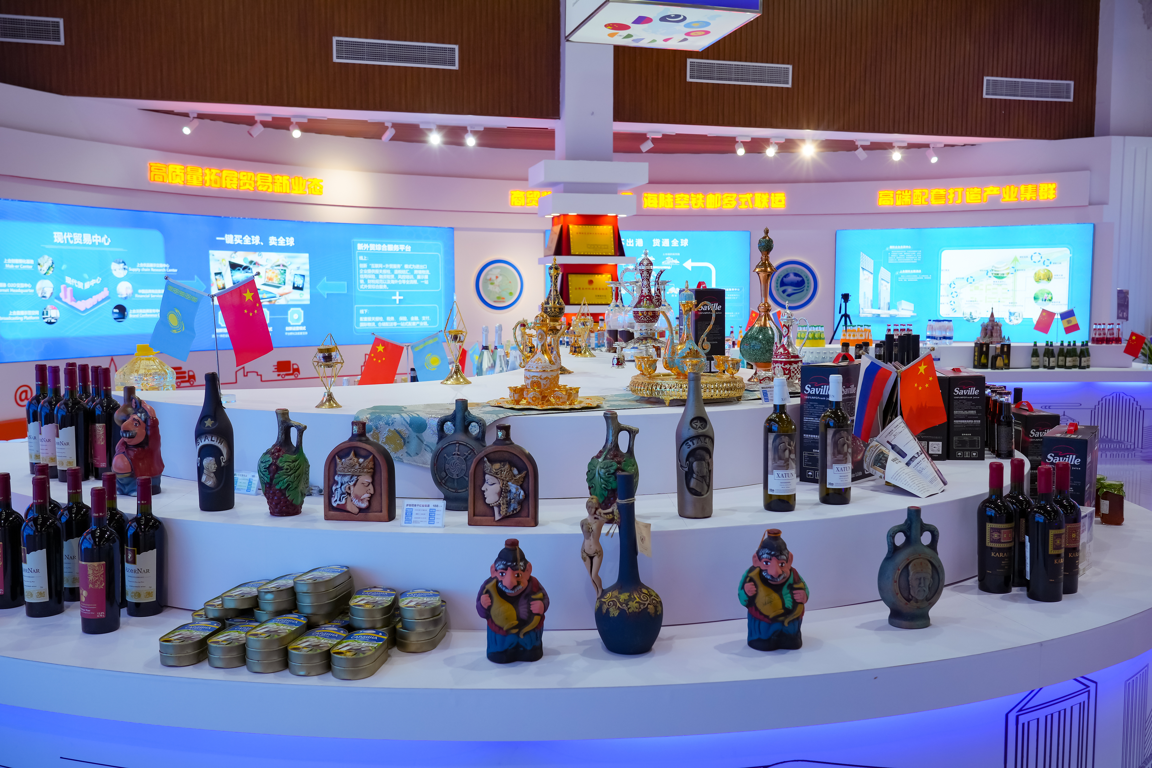2022年10月19日，青島，上合示范區(qū)展出的上合國家特色商品。