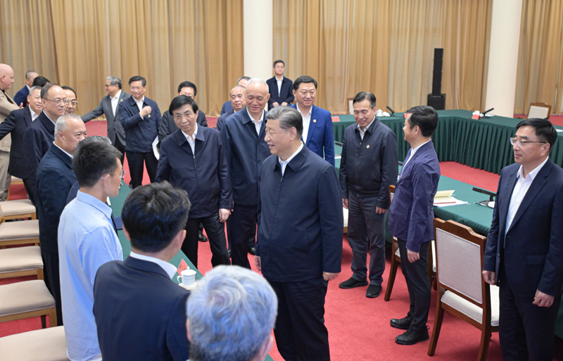 2024年5月23日，習近平總書記在山東省濟南市主持召開企業和專家座談會并發表重要講話。這是總書記同參會的企業和專家代表親切交流。